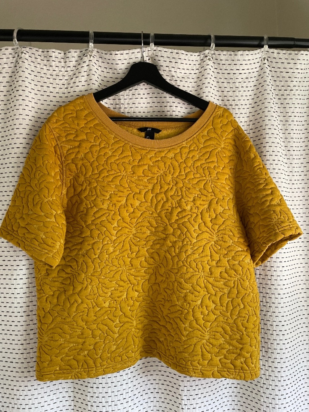 Mustard Yellow Quilted short sleeve sweatshirt top H&M fall, autumn